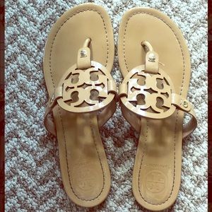 MILLER SANDAL, PATENT LEATHER Tory Burch
